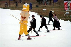 新潟県湯沢町の苗場スキー場で昨年開催されたイベント「スキーの新潟オープニングin苗場2010」。スキー発祥100周年キャラクターの「レルヒさん」を先頭にした1本杖スキーが披露された(新潟県提供)