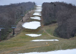 雪を待つゲレンデ。途切れ途切れでは滑れない=福島県猪苗代町の箕輪スキー場で2009年11月28日午後4時12分、金寿英撮影