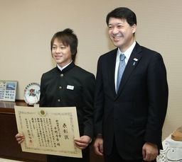 最年少で県スポーツ賞を受けた平野選手=24日、県庁