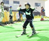 マットゲレンデでスキーを楽しむ子どもたち(大津市木戸のびわ湖バレイで)