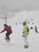 初滑りを楽しむスノーボーダーら=新見市・いぶきの里スキー場