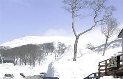 除雪が済んだ月山・姥沢から眺める姥ケ岳=4月7日、山形県西川町(八並朋昌撮影)(写真:産経新聞)(Copyright 2009 SANKEI DIGITAL INC.)