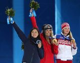 スノーボード女子パラレル大回転で、銀メダルを手に笑顔の竹内(左)(撮影・PNP)