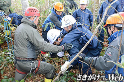 負傷者を救助し、搬送訓練を行う隊員ら