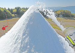 秋晴れの下、人工雪で造られる雪山=22日午前、郡上市高鷲町、鷲ケ岳スキー場