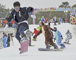 思い思いの格好で初滑りを楽しむスノーボーダー=18日午前10時すぎ、裾野市須山のイエティ