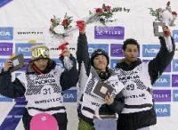 男子ハーフパイプで優勝した成田童夢選手(中央)、2位の村上史行選手(左)ら=カナダ・ウィスラー(AP=共同)