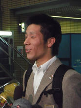 松山空港に到着し、後援会や大学関係者らに迎えられる青野令選手(松山経済新聞)