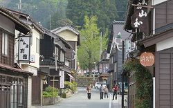 重伝建地区となっている白峰の中心部。冬季休業を決めた民宿もこの通りにある=今年5月、白山市白峰