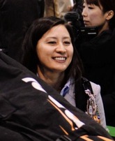 ソチから凱旋し到着ロビーに笑顔で現れた竹内智香=成田空港(撮影・開出 牧)