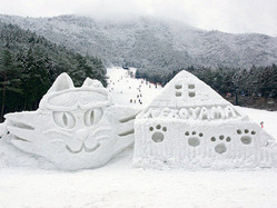 広島県立大学の学生が過去に制した猫の雪像