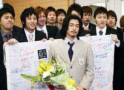 大学の友人と記念撮影する国母和宏選手=東海大札幌キャンパスで2010年2月4日午後3時50分ごろ、金子淳撮影