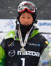 男子ハーフパイプで2位に入り、表彰台で笑顔を見せる平岡卓