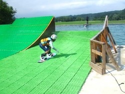 岩手県の「ケッパレランド」内にあるウオータージャンプ施設。子どもが滑っているコースは初心者向けの「スモールキッカー」(仙台経済新聞)