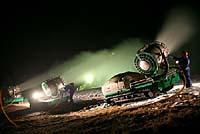 夜間、気温が下がり稼働可能になった人工降雪機。作業員は24時間体制(栃木県那須塩原市の「ハンターマウンテン塩原」で)