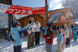ジャンケンでミス花笠に勝てば、リフト券が貰える