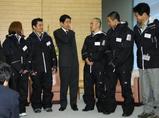 手話を使って第16回冬季デフリンピック日本選手団を激励する安倍晋三首相(中央)=首相官邸で24日午前11時32分、藤井太郎写す(毎日新聞)