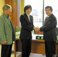 伊沢市長(右)に今季の活動を報告した野藤選手(中央)=白井市役所