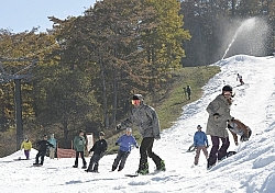 初滑りを楽しむスノーボーダーやスキーヤーたち=1日午前、軽井沢町