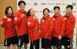 会見でポーズをとる(左から)岡田良菜、子出藤歩夢、佐藤秀平、平野歩夢、青野令、平岡卓