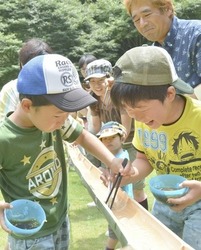流し朝ラーメンを楽しむ参加者=藤枝市瀬戸ノ谷の大久保グラススキー・スノーボード場
