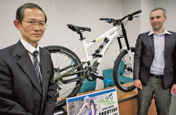自社製のマウンテンバイクを携え、コースのPRに訪れたフェルスCEO(右)と石山社長=県庁で