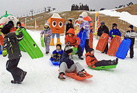 人工雪のゲレンデで今冬初のそり滑りを楽しむ子どもたち(高島市・箱館山スキー場)