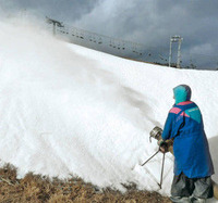 造雪機で雪が散布されるゲレンデ=高島市の箱館山スキー場で