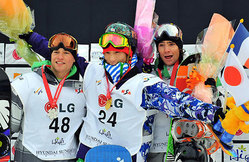 男子ハーフパイプに優勝した青野令は、2位のバチェラー(カナダ、左)と3位のクレペル(フランス)に挟まれて満足そう(23日、韓国・江原)