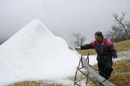 開場に向け、造雪機を使った準備が進む=宮崎県五ケ瀬町の五ケ瀬ハイランドスキー場