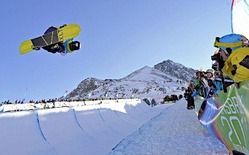 スノーボード男子HP決勝で世界ジュニア選手権連覇の平岡卓は3位だった。優勝候補とみられたが、1回目の転倒が響いて3位にとどまった。「銅メダルではうれしくない」。笑顔はなかった=15日 【EPA=時事】