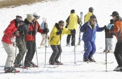 スキー教室では、年齢が高い受講者の姿も(神戸市の六甲山人工スキー場)=笹井利恵子撮影(読売新聞社)