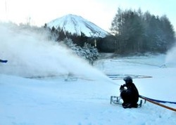 降雪機をフル稼働して行っている人工降雪作業=鳴沢・ふじてんスノーリゾート