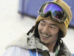 笑顔で公式練習に臨むスノーボード男子ハーフパイプの国母和宏。穏やかな表情で仲間と話すなどリラックスした様子(14日、バンクーバー) 【時事通信社】