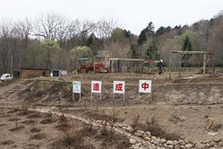 (場所は大山スキー場の前。「造成中」の看板が掲げられている=写真=)