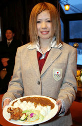 モーグルカレーを持つ村田愛里咲選手=札幌市のさっぽろばんけいスキー場で、金子淳撮影