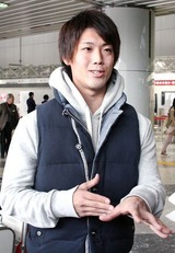 新千歳空港で海外遠征に向け意気込みを語る桃野