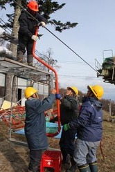 椅子を持ち上げ、ワイヤーにしっかりと固定する