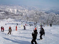 長野県野沢温泉村の「野沢温泉スキー場」のゲレンデ。一面に広がる銀世界が幻想的だ(野沢温泉提供)