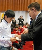 県が企画したジュニアスキーキャンプの参加者が初来県した