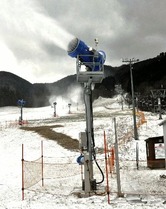 蒜山のスキー場 ゲレンデ準備へ 降雪機初稼働 /ひるぜんベアバレースキー場