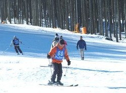 遅れていた準備が完了し、オープンしたふじてんスノーリゾート。来場者は久しぶりの雪の感覚を楽しんだ=鳴沢村