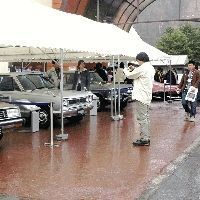 歴代のスカイラインを見ようと集まった熱心なファン(25日、群馬県草津町で)