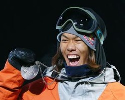 スノーボードのビッグエアで2位に入り、銀メダルを手にする角野友基(共同)