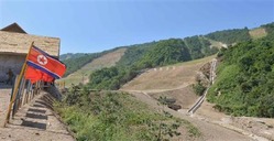 北朝鮮南東部の江原道で造成が進む馬息嶺スキー場の工事現場=23日(共同)