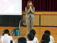 母校の児童にオリンピック代表への道のりについて語る岡田良菜選手(大津市・瀬田南小)