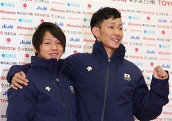 メダル獲得から一夜明けて、会見するスノーボードの平野歩夢(左)と平岡卓(右)=12日、ロシア・ソチ(大里直也撮影)(写真:産経新聞)