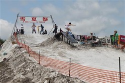 「雪夏祭」の目玉は真夏のスノーボード大会だ=平成23年8月7日(沼田町商工会提供)(写真:産経新聞)