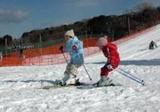 さっそく雪の感触を楽しむ子どもたち(宮津市小田・大江山スキー場)