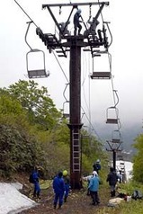 夏山シーズンに向けて、リフトの高さを下げる切り替え作業が始まった=西川町・月山スキー場